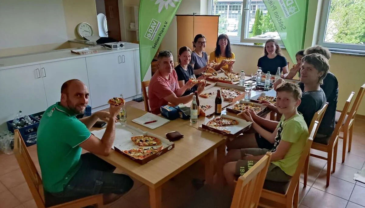 Pizzaessen auf der Jugendvollversammlung | © Sektion Prien am Chiemsee des Deutschen Alpenvereins (DAV) e.V.