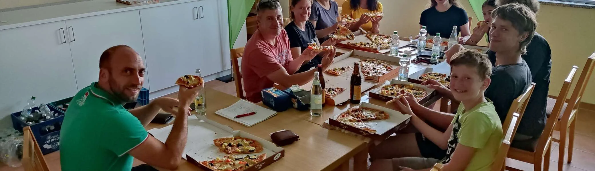 Pizzaessen auf der Jugendvollversammlung | © Sektion Prien am Chiemsee des Deutschen Alpenvereins (DAV) e.V.