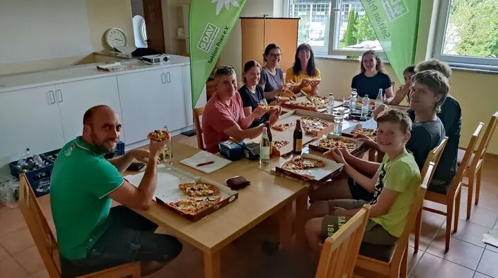 Pizzaessen auf der Jugendvollversammlung | © Sektion Prien am Chiemsee des Deutschen Alpenvereins (DAV) e.V.