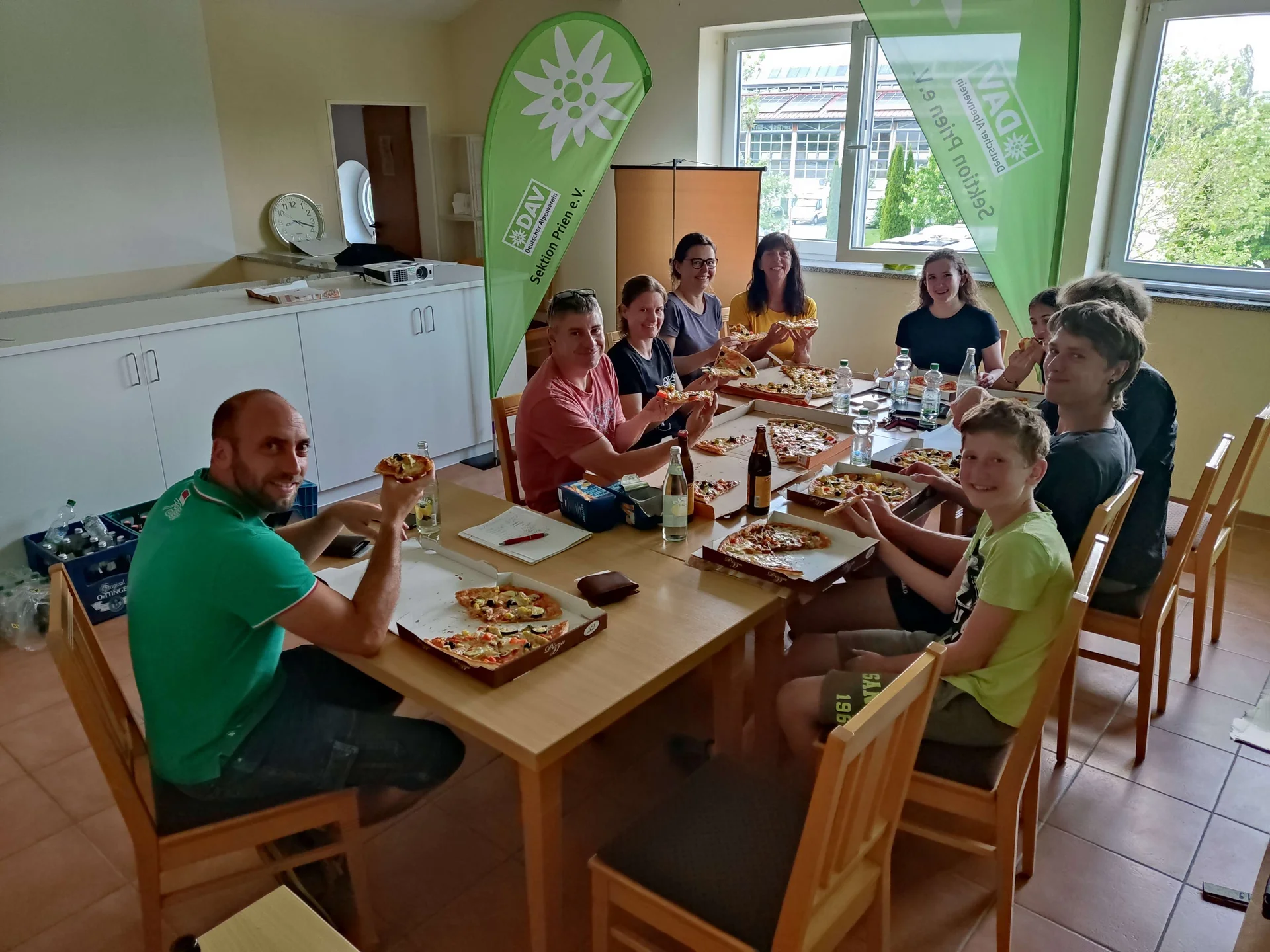 Pizzaessen auf der Jugendvollversammlung | © Sektion Prien am Chiemsee des Deutschen Alpenvereins (DAV) e.V.