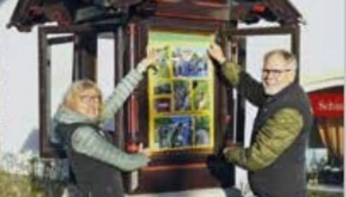 (v. li.) Ingrid Conrad und Herbert Kuhn bestückten das Wetterhäuschen mit empfehlenswerten Skitouren. | © Dirk Breitfuss