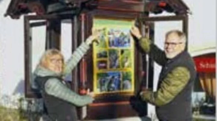 (v. li.) Ingrid Conrad und Herbert Kuhn bestückten das Wetterhäuschen mit empfehlenswerten Skitouren. | © Dirk Breitfuss