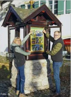 (v. li.) Ingrid Conrad und Herbert Kuhn bestückten das Wetterhäuschen mit empfehlenswerten Skitouren. | © Dirk Breitfuss