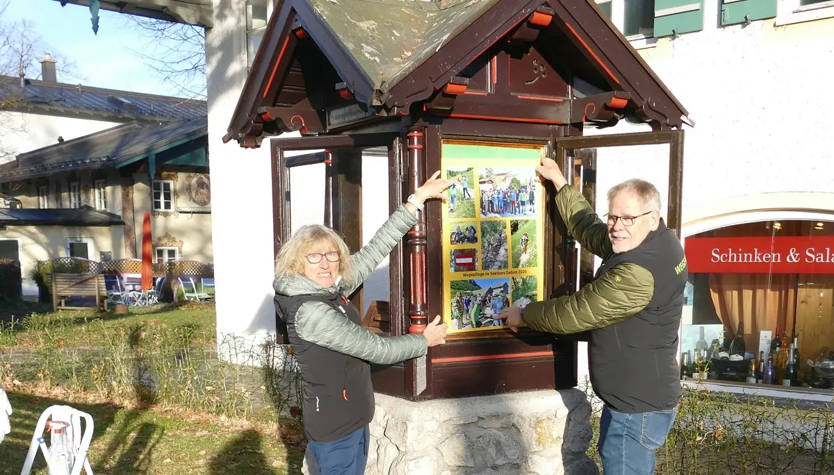 (v. li.) Ingrid Conrad und Herbert Kuhn bestückten das Wetterhäuschen mit empfehlenswerten Skitouren. | © Dirk Breitfuss