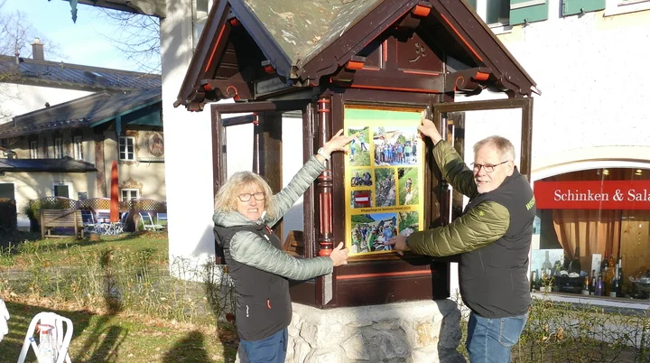 (v. li.) Ingrid Conrad und Herbert Kuhn bestückten das Wetterhäuschen mit empfehlenswerten Skitouren. | © Dirk Breitfuss