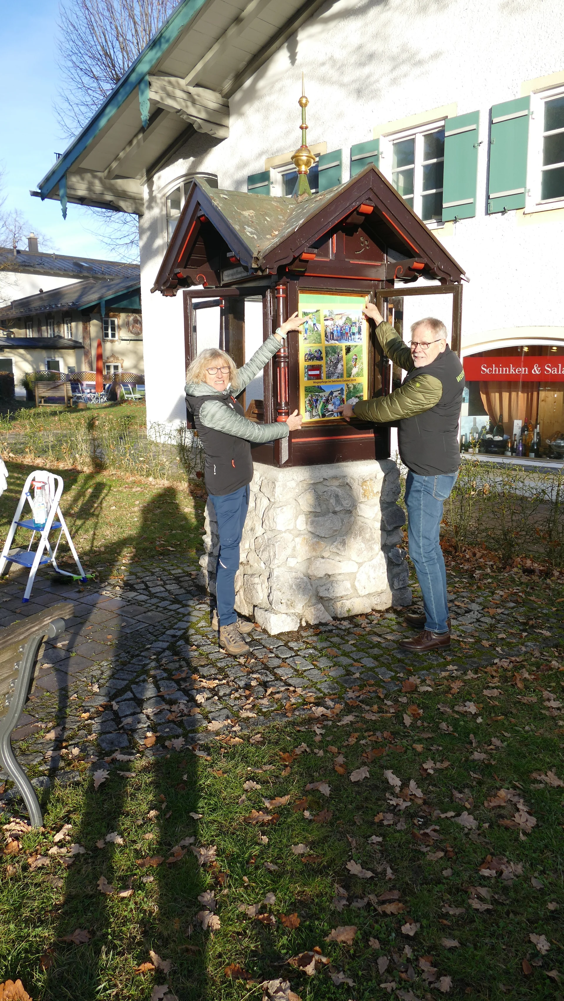 (v. li.) Ingrid Conrad und Herbert Kuhn bestückten das Wetterhäuschen mit empfehlenswerten Skitouren. | © Dirk Breitfuss