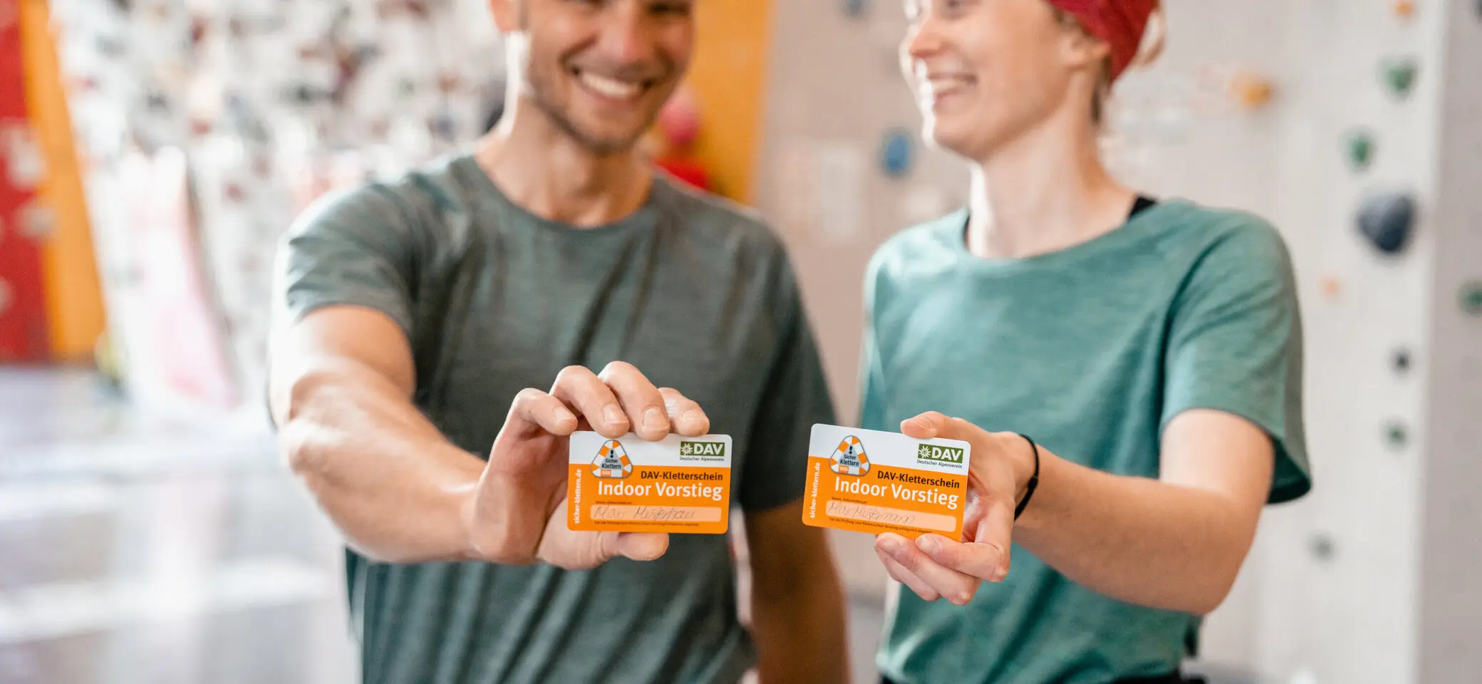 Zwei Persnen halten ihren Mitgliedsausweis in die Kamera | © DAV/Marisa Koch