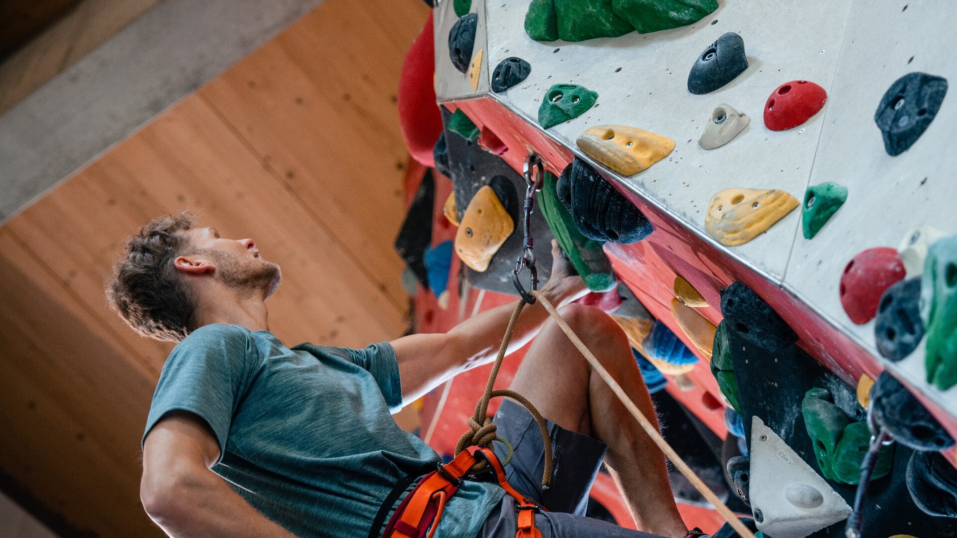 Boulder und Indoor-Klettern ist bei vielen DAV-Sektionen möglich | © DAV/Marisa Koch Ein Mann beginnt an einer Wand zu bouldern | © DAV/Marisa Koch