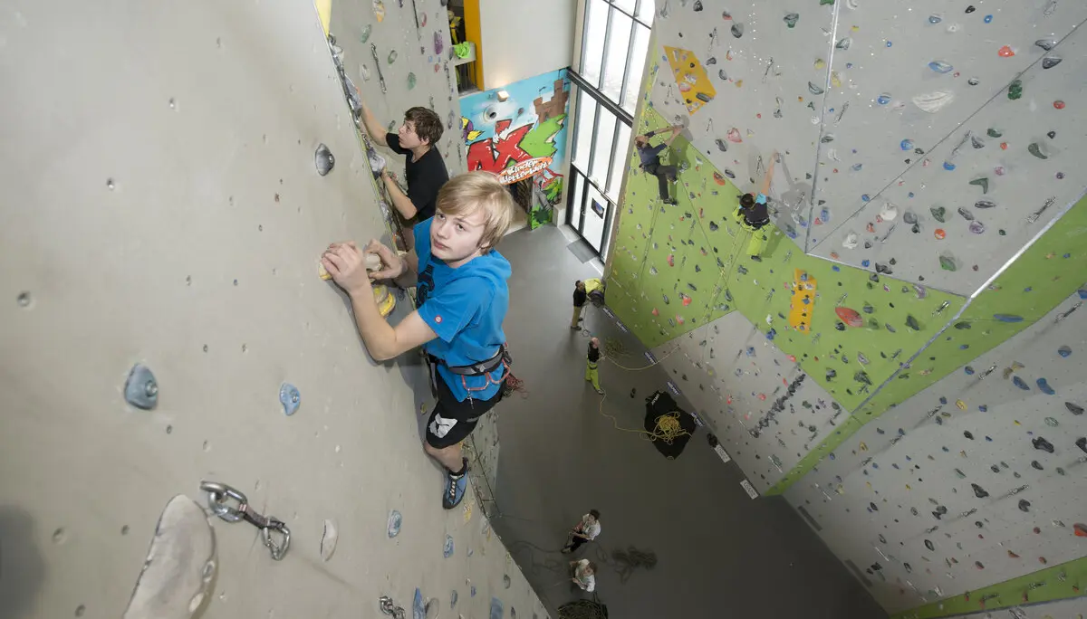Zwei Jungs beim Klettern im Vorstieg nebeneinander. | © DAV/Thilo Brunner