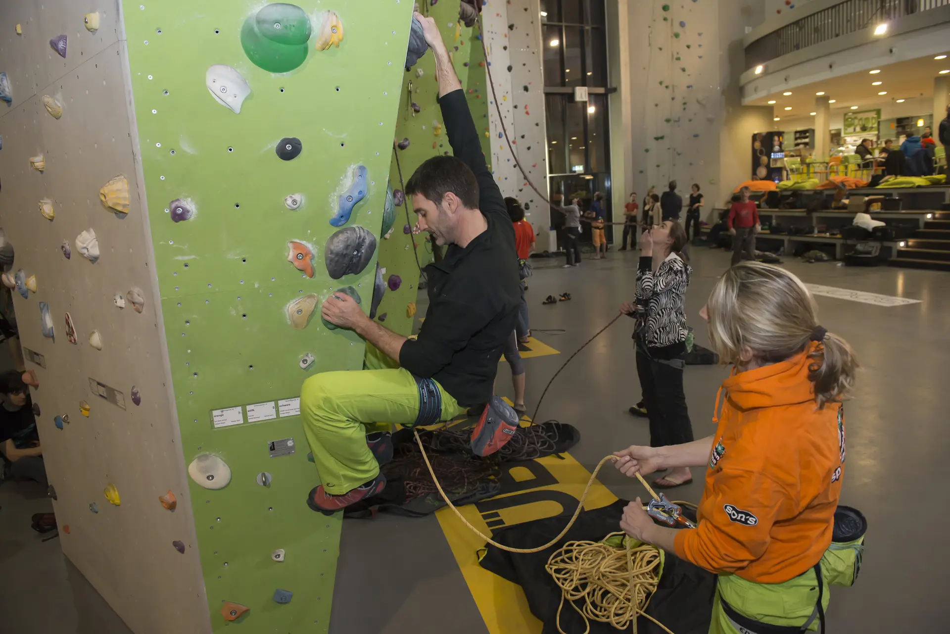 Ein Kletterpaar beim Klettern und Sichern in einer Kletterhalle | © DAV/Thilo Brunner