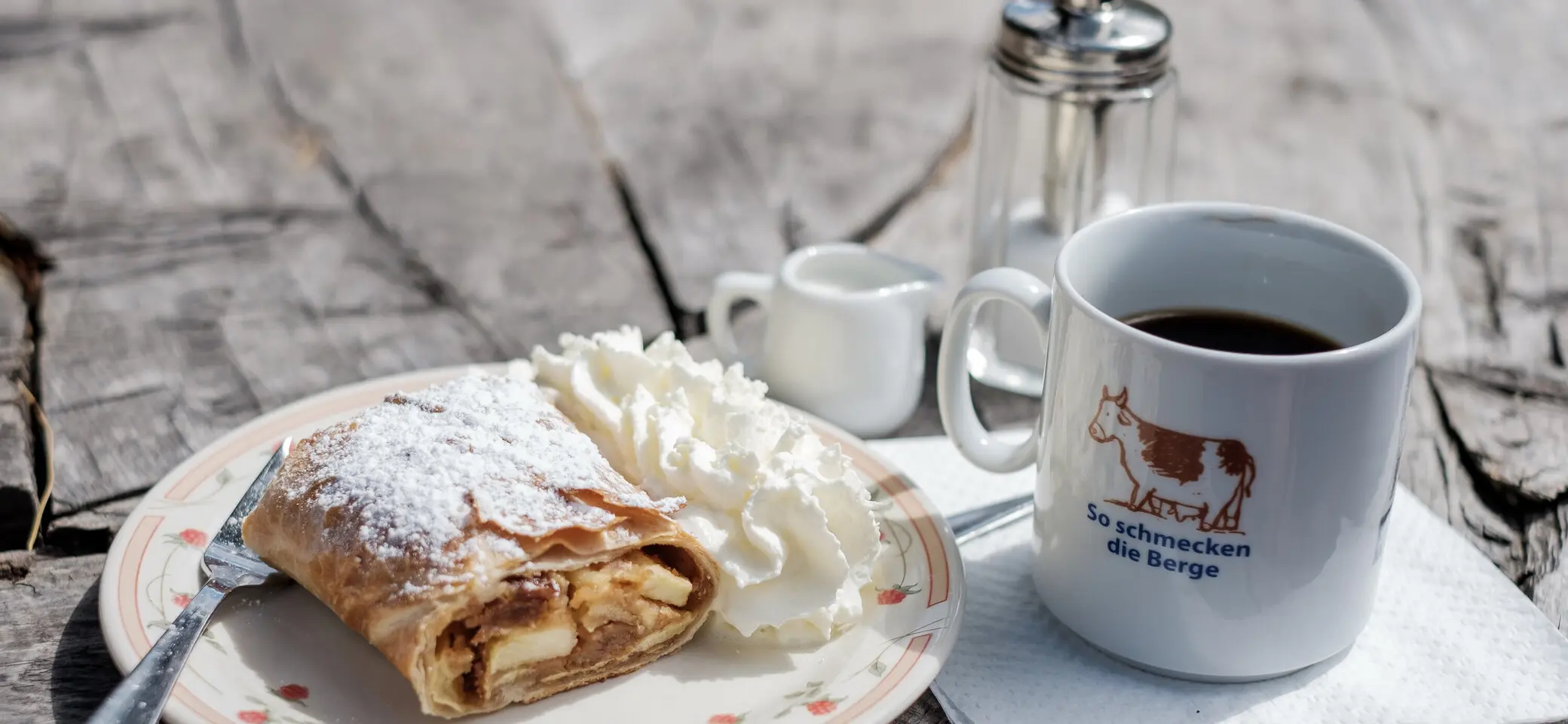 Brotzeit auf der Hütte: Apfelstrudel und Kaffee | © DAV/Hans Herbig