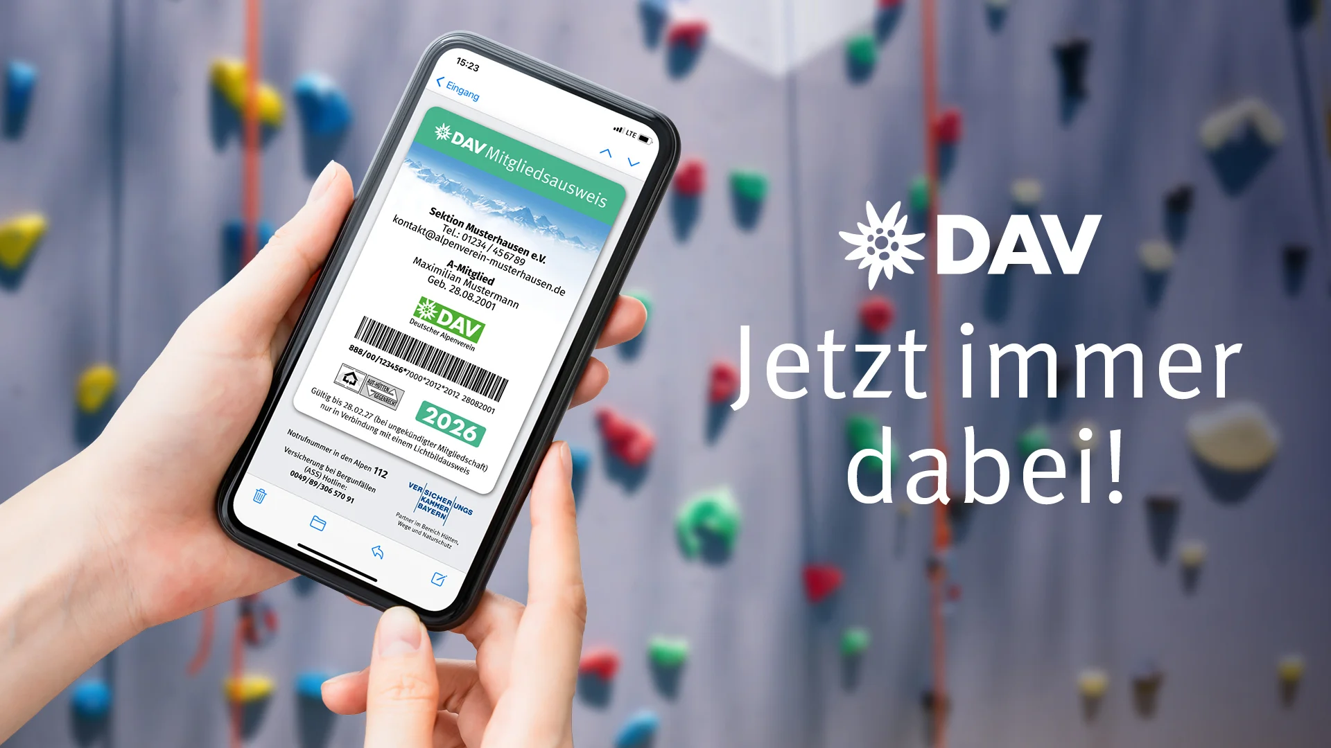 Ein Smartphone mit dem digitalen Mitgliedsausweis im Display | © DAV