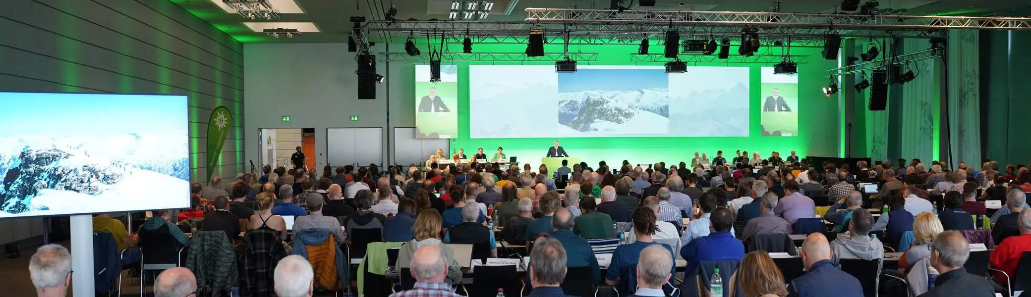 Rund 400 Delegierte aus den DAV-Sektionen stimmten über die Themen auf der außerordentlichen Hauptversammlung ab | © DAV / Julia Behl