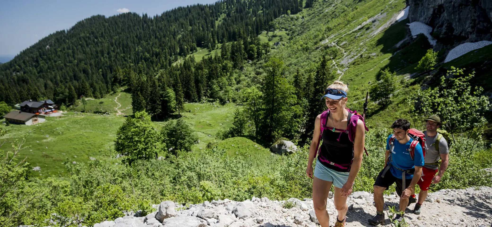 Zwei Wanderer wandern im Sommer auf einem steinigen Pfad im Chiemgau den Berg hinauf | © DAV/Hans Herbig