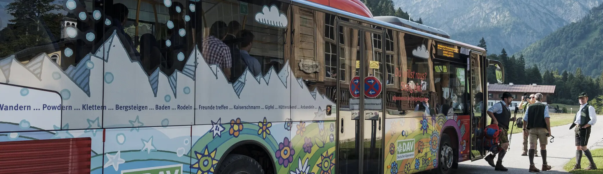 Menschen steigen in den Bergbus ein und nutzen somit das Angebot mit öffentlichen Verkehrsmitteln in die Alpen zu fahren | © DAV/Hans Herbig